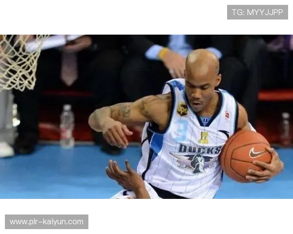 詹姆斯谈皇冠庆祝动作:源于对比赛的热爱与尊重 詹姆斯谈皇冠庆祝动作:源于对比赛的热爱与尊重